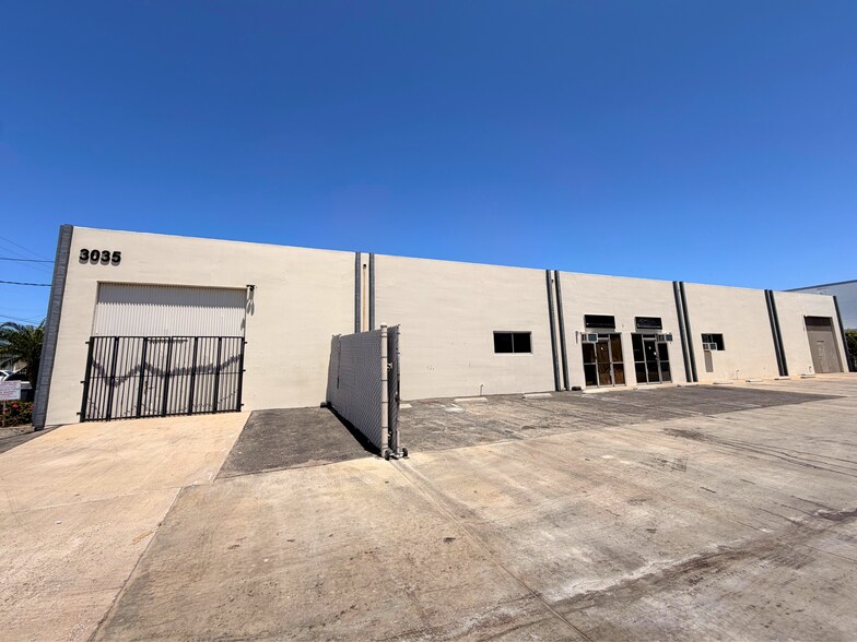 3035 S Halladay St, Santa Ana, CA à louer - Photo de l’immeuble – Image 2 sur 5