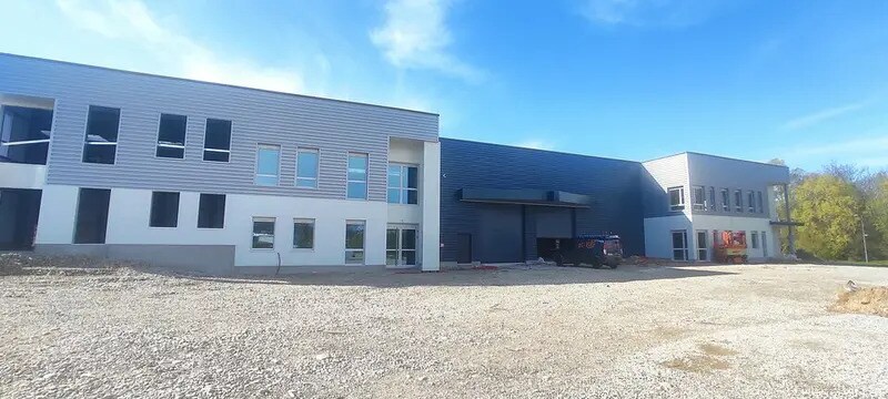 Local d'activités dans Bourgoin-Jallieu à vendre - Photo de l’immeuble – Image 2 sur 7