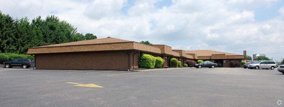 4571-4579 Everhard Rd NW, Canton, OH à louer - Photo de l’immeuble – Image 2 sur 10