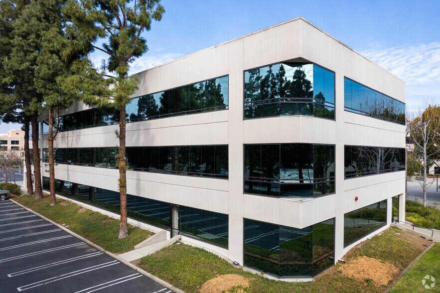 39300 Civic Center Dr, Fremont, CA à louer - Photo de l’immeuble – Image 2 sur 9