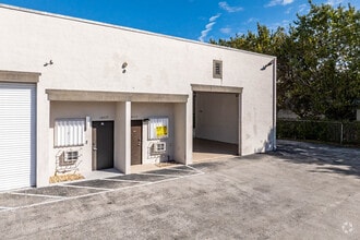 14315 SW 139th Ct, Miami, FL à louer Photo de l’immeuble– Image 2 sur 12