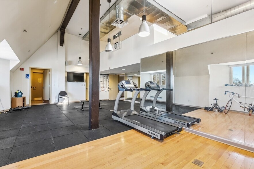 1 E Ridgewood Ave, Ridgewood, NJ à louer - Photo de l’immeuble – Image 3 sur 26