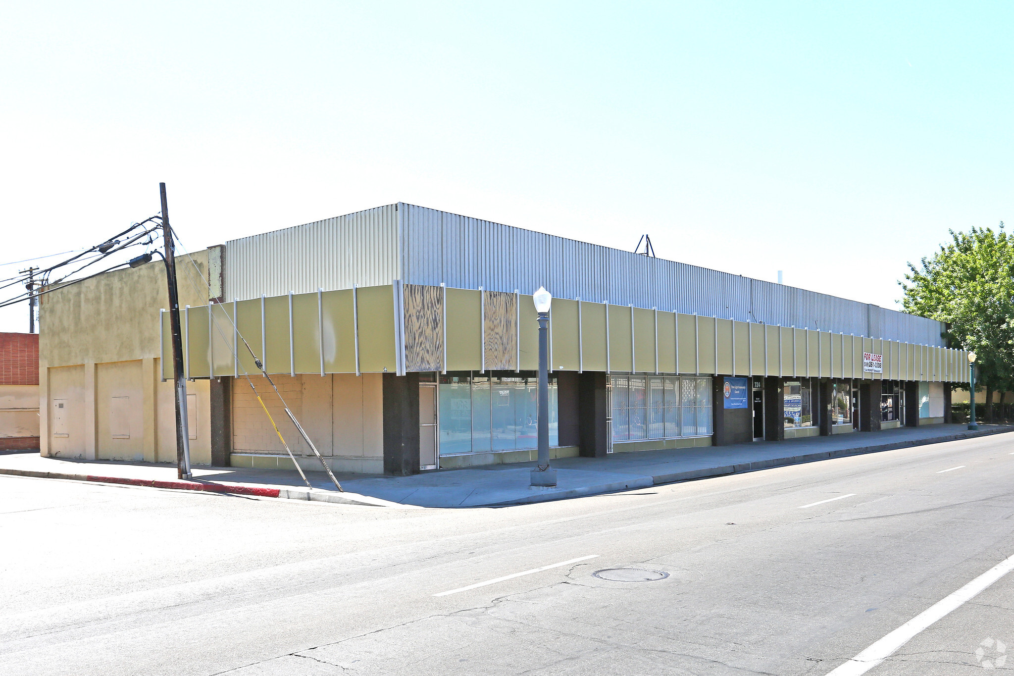 710 N Fulton St, Fresno, CA à louer Photo principale– Image 1 sur 2