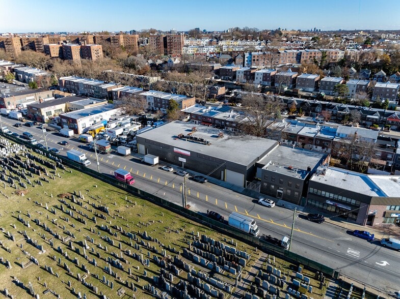 61-26 Maurice Ave, Maspeth, NY à louer - Aérien – Image 2 sur 10