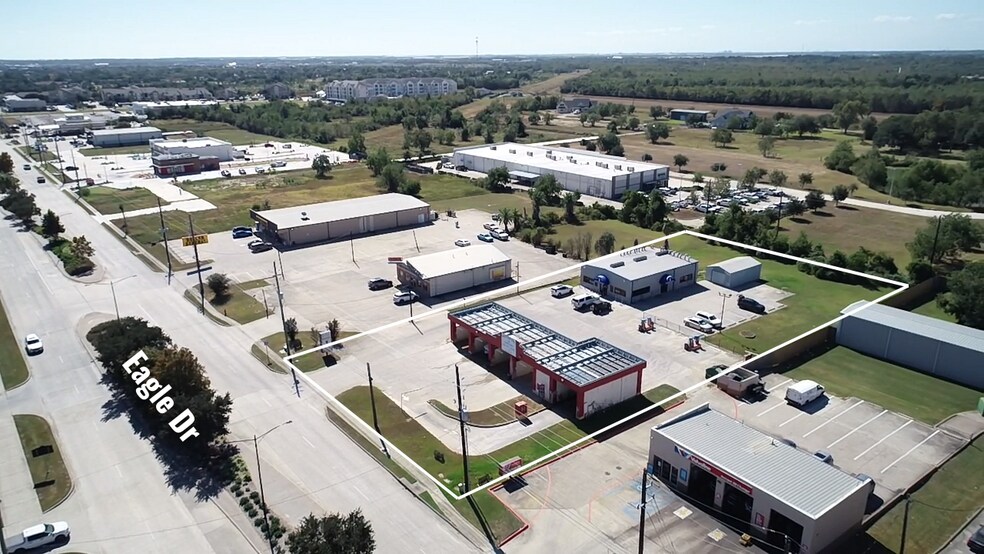 11515 Eagle Dr, Mont Belvieu, TX à vendre - Photo de l’immeuble – Image 3 sur 7
