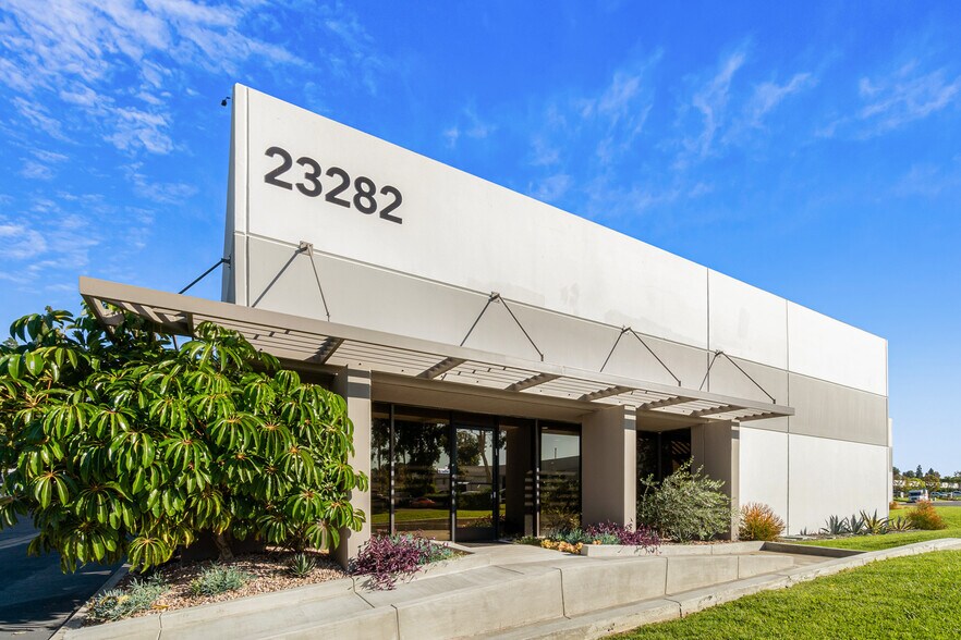23231 Vista Grande Dr, Laguna Hills, CA à vendre - Photo de l’immeuble – Image 2 sur 32