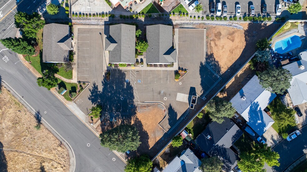 3570 Santa Rosa Way, Redding, CA à louer - Photo de l’immeuble – Image 3 sur 5