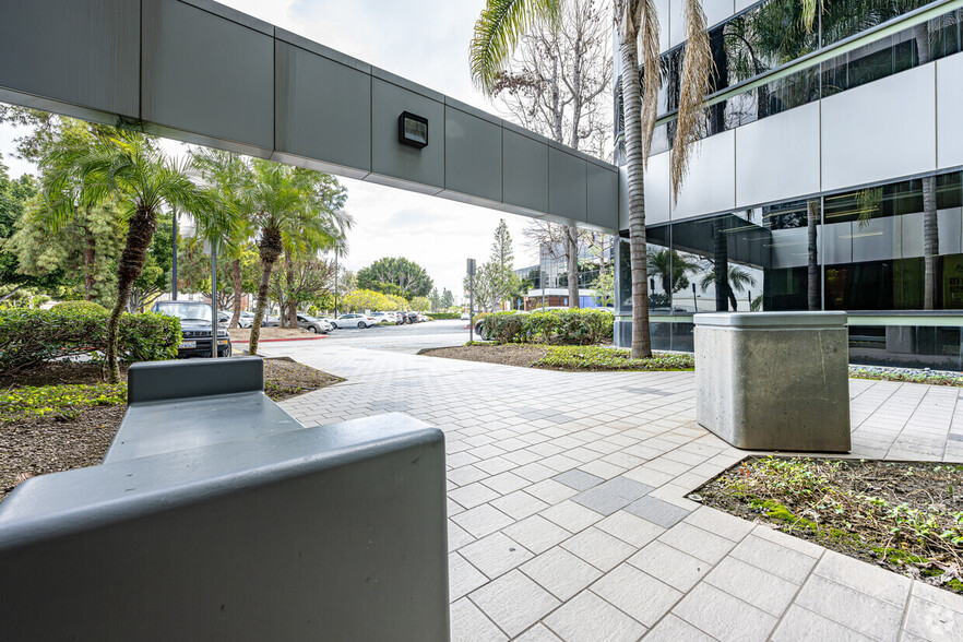 14241 E Firestone Blvd, La Mirada, CA à louer - Photo de l’immeuble – Image 3 sur 14