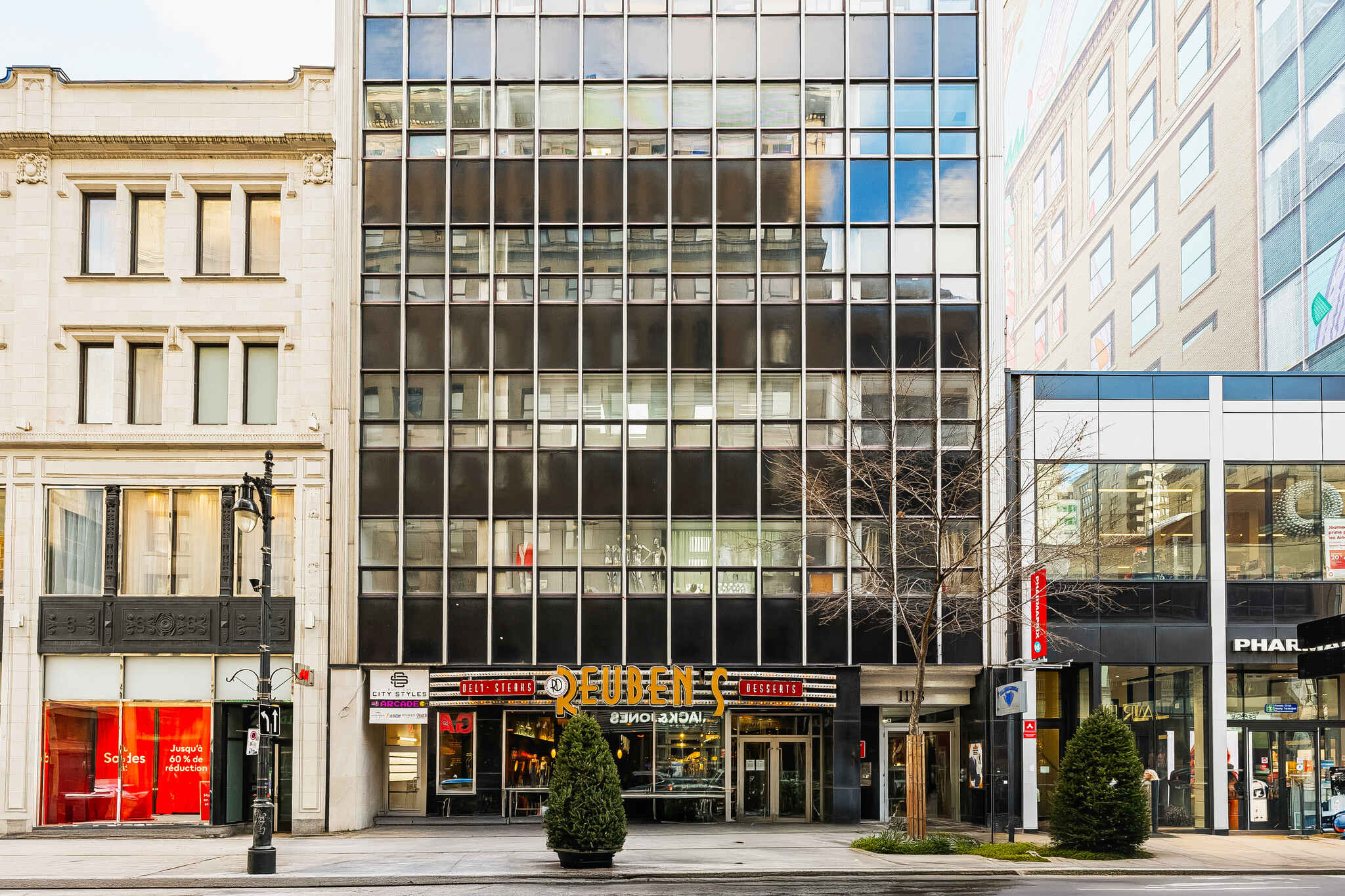 1118 Rue Sainte-Catherine O, Montréal, QC à louer Photo principale– Image 1 sur 5