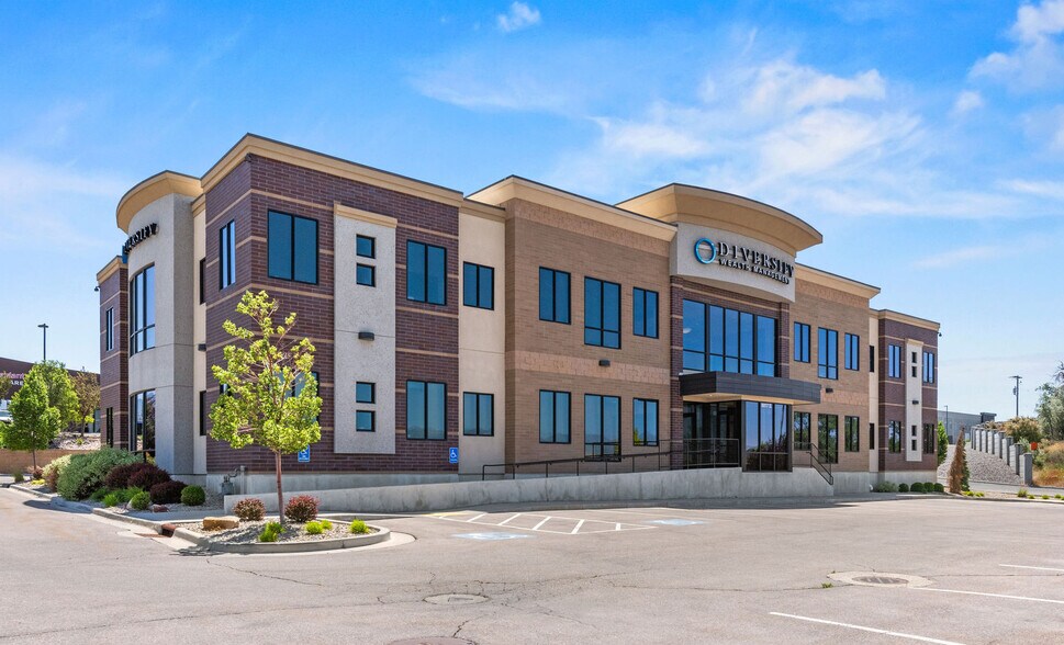 9017 S Riverside Dr, Sandy, UT à louer - Photo de l’immeuble – Image 2 sur 8