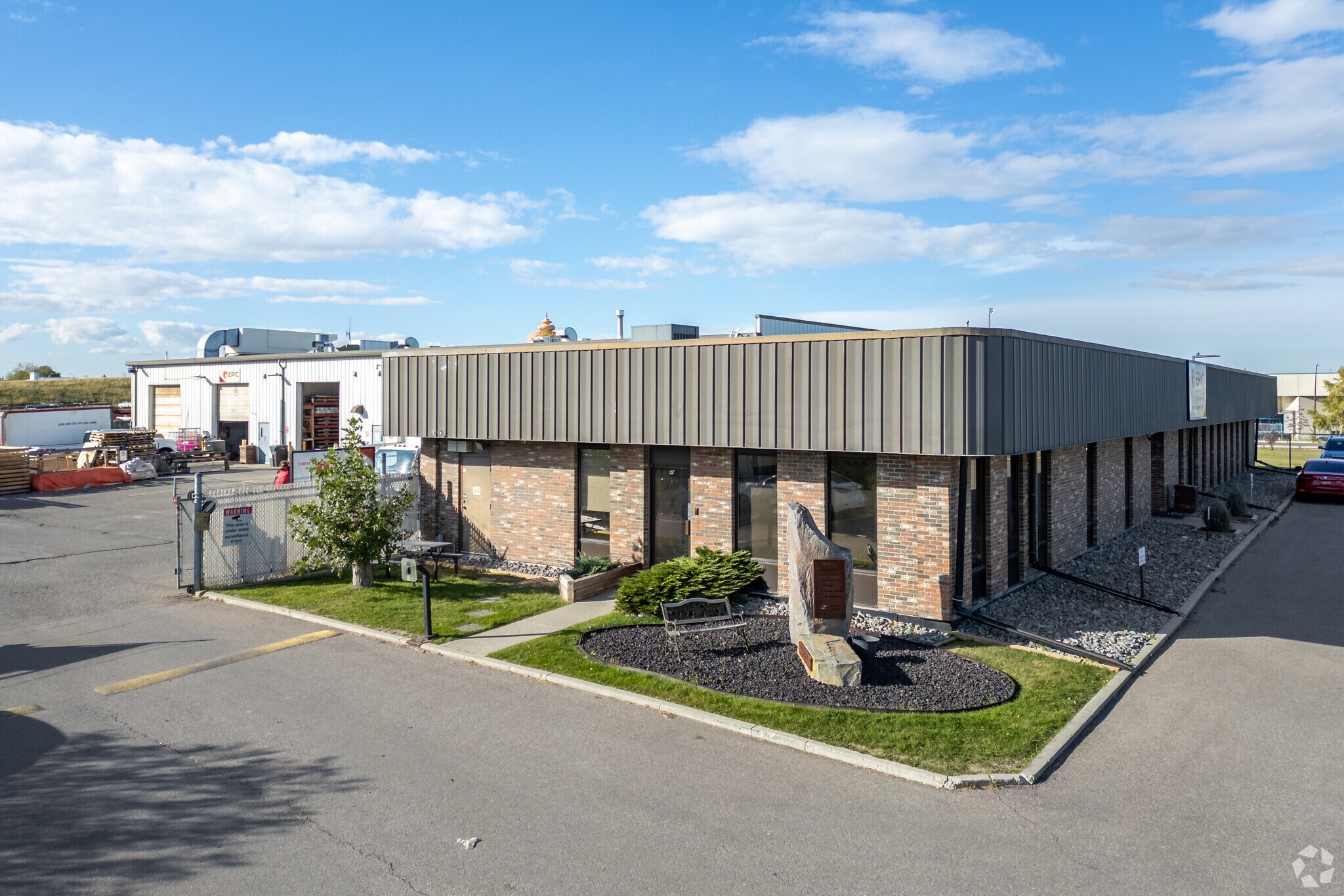 2435 22nd St NE, Calgary, AB à vendre Photo principale– Image 1 sur 17