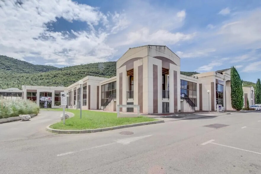 30 Avenue Du Chateau De Jouques, Gémenos à louer - Photo de l’immeuble – Image 1 sur 13