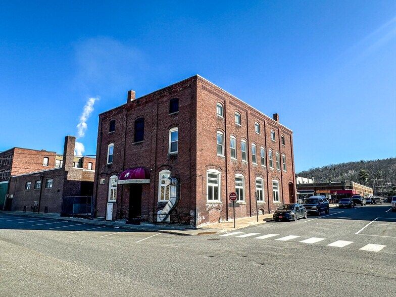 60 River St, Rumford, ME à vendre - Photo de l’immeuble – Image 2 sur 4