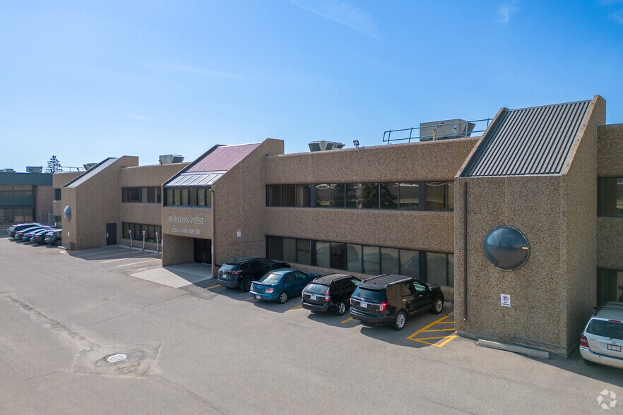 2723 37th Ave NE, Calgary, AB à louer - Photo de l’immeuble – Image 3 sur 6