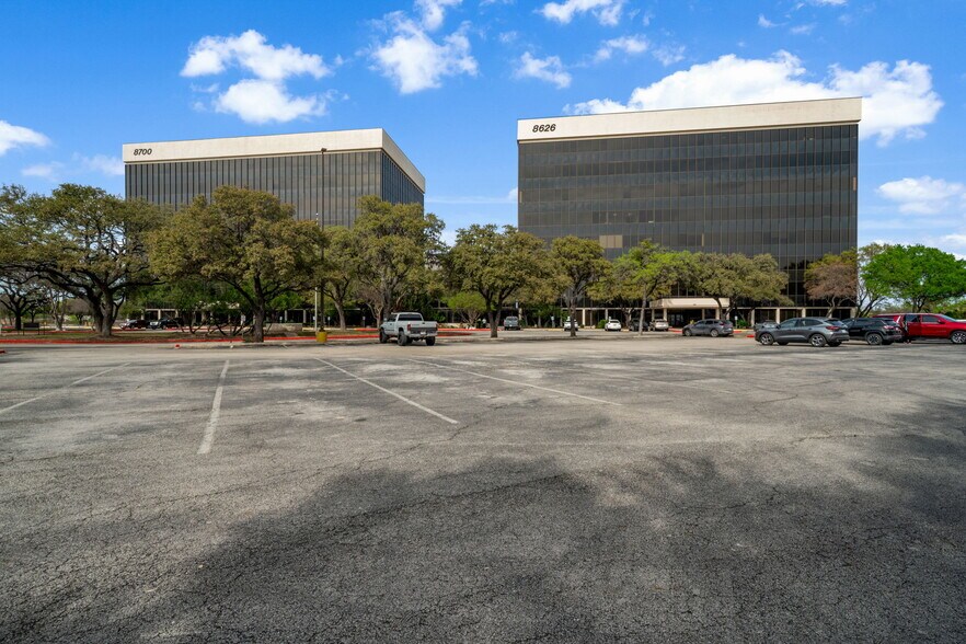 8626 Tesoro Dr, San Antonio, TX à vendre - Photo de l’immeuble – Image 1 sur 1