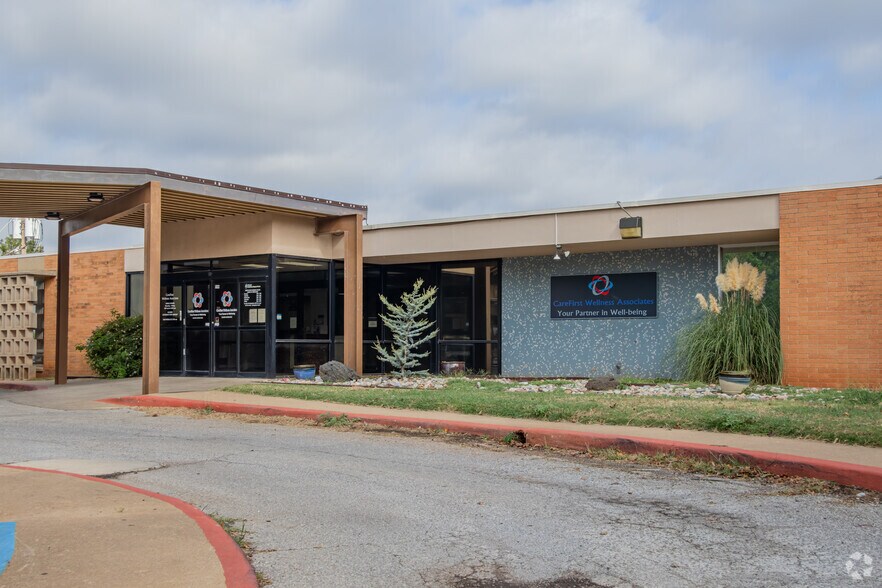 2222 W Iowa Ave, Chickasha, OK à vendre - Photo de l’immeuble – Image 2 sur 3