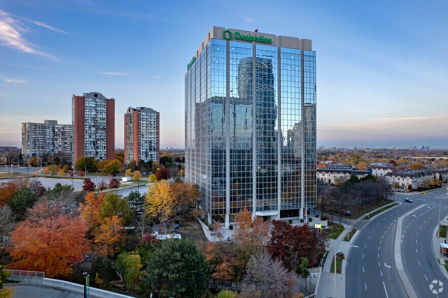 3 Robert Speck Pky, Mississauga, ON à louer - Photo de l’immeuble – Image 1 sur 4