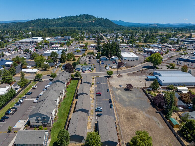 2077 S 2nd St, Lebanon, OR à vendre - Photo de l’immeuble – Image 2 sur 20