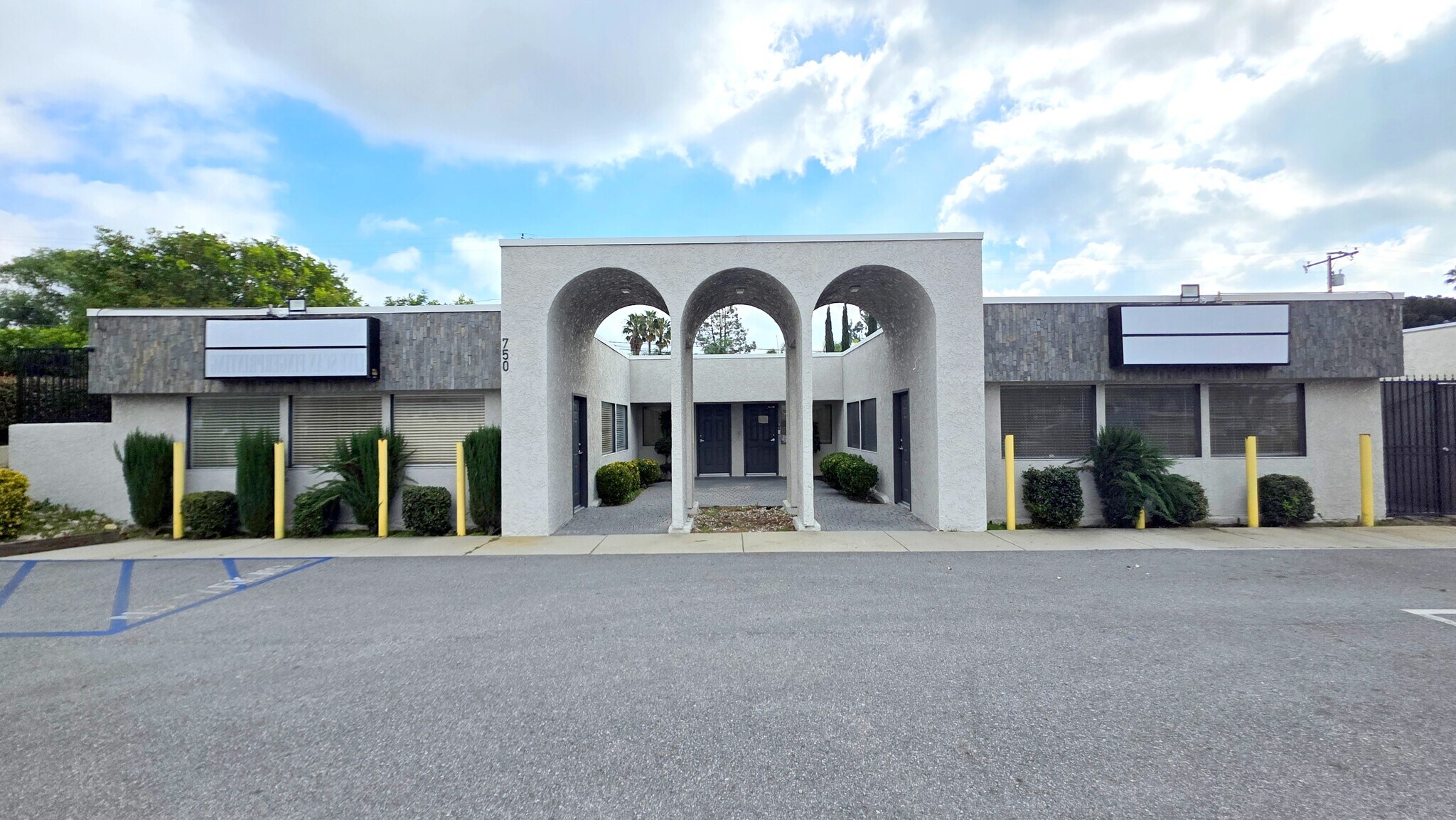 750 N Mountain Ave, Upland, CA à louer Photo principale– Image 1 sur 2