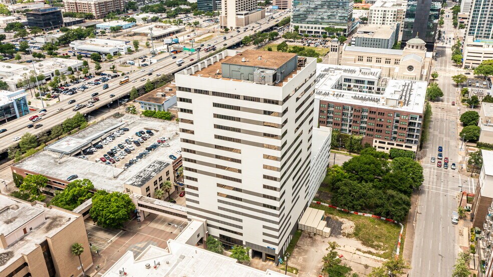 1315 St Joseph Pky, Houston, TX à vendre - Photo de l’immeuble – Image 3 sur 11