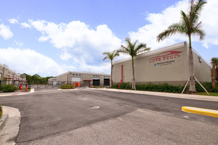 7040 SE Federal Hwy, Hobe Sound, FL à vendre - Photo de l’immeuble – Image 3 sur 25