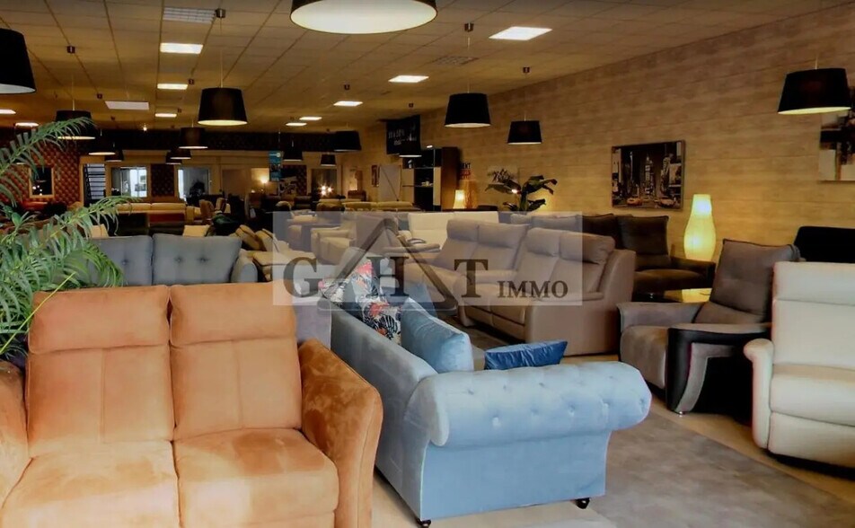 Local commercial dans Mouroux à vendre - Photo de l’immeuble – Image 2 sur 6