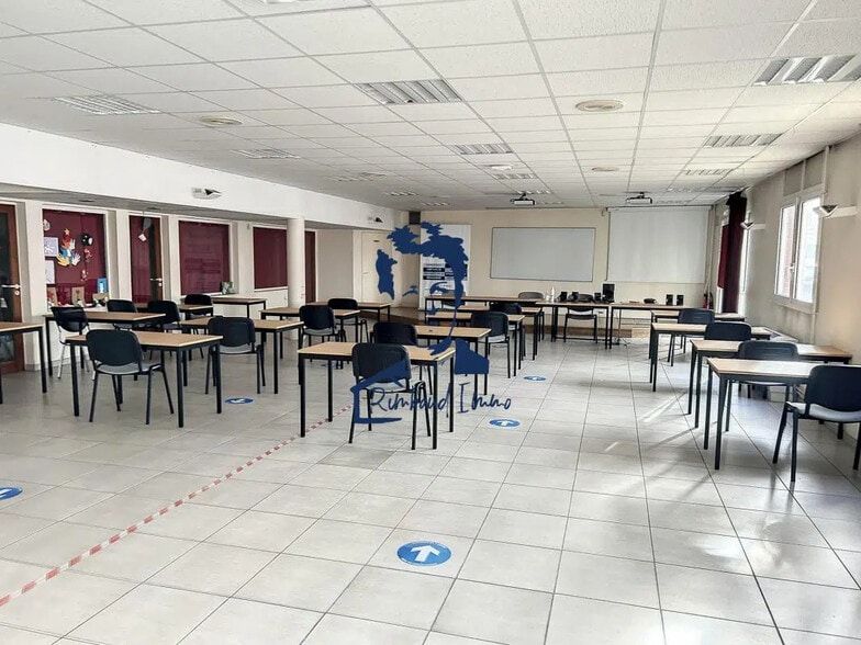 Local d’activités dans Charleville-Mézières à louer - Photo de l’immeuble – Image 2 sur 6