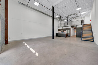 215 Coca Cola Pl, San Antonio, TX à louer Photo de l’immeuble– Image 1 sur 5