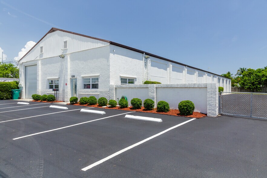 128 Tomahawk Dr, Indian Harbour Beach, FL à louer - Photo de l’immeuble – Image 3 sur 55