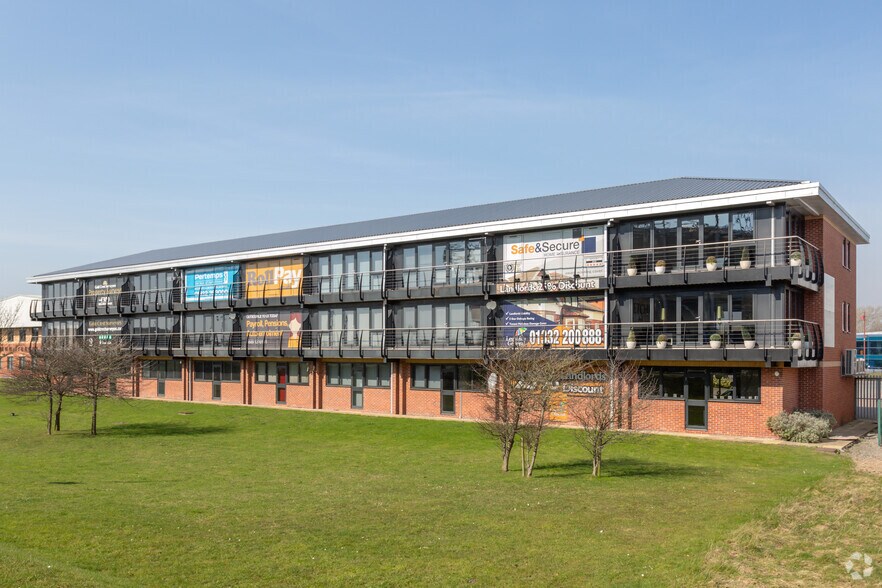 7-15 Millennium Way, Derby à louer - Photo principale – Image 1 sur 8