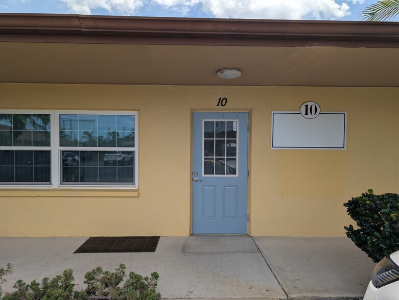 13910 Fivay Rd, Hudson, FL à louer - Photo de l’immeuble – Image 2 sur 7