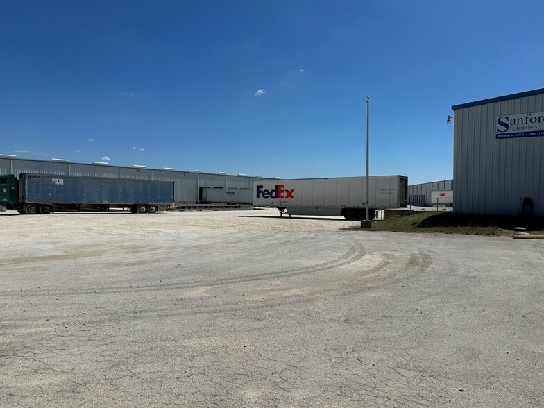 201 Farley Ln, Del Rio, TX à louer - Photo de l’immeuble – Image 3 sur 6