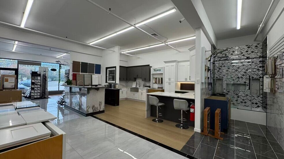 22-28 Hempstead Tpke, Farmingdale, NY à louer - Photo de l’immeuble – Image 2 sur 9