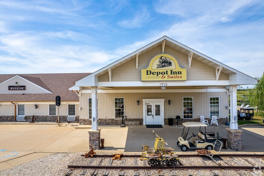 1245 N Brown St, La Plata, MO à vendre - Photo principale – Image 1 sur 42
