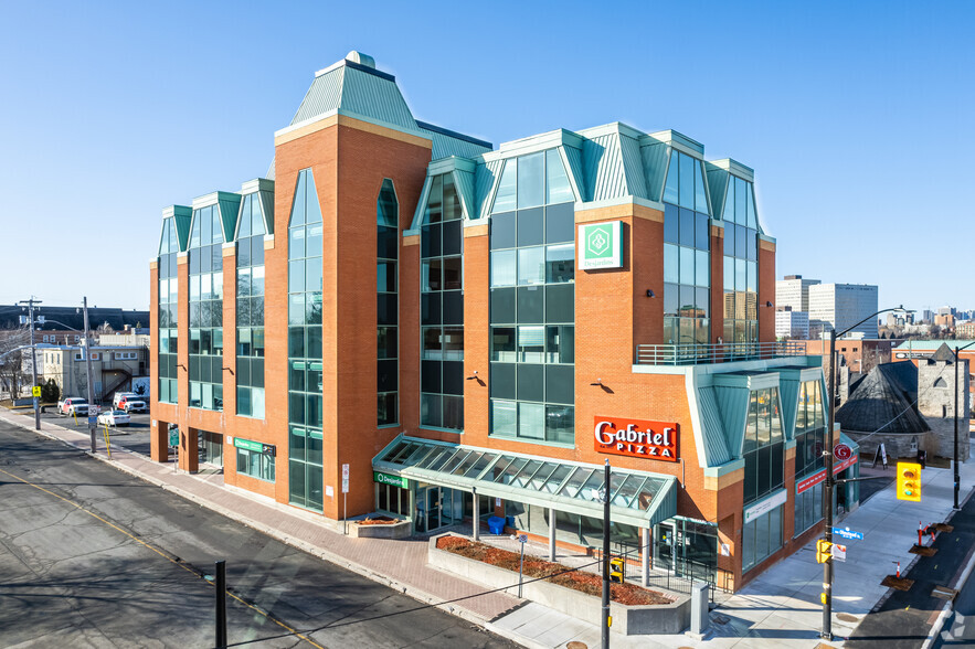 214 Montreal Rd, Ottawa, ON à louer - Photo de l’immeuble – Image 1 sur 11