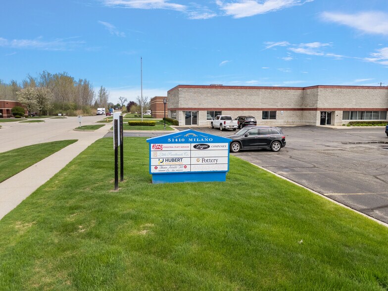 51410 Milano Dr, Macomb Township, MI à louer - Photo de l’immeuble – Image 2 sur 2