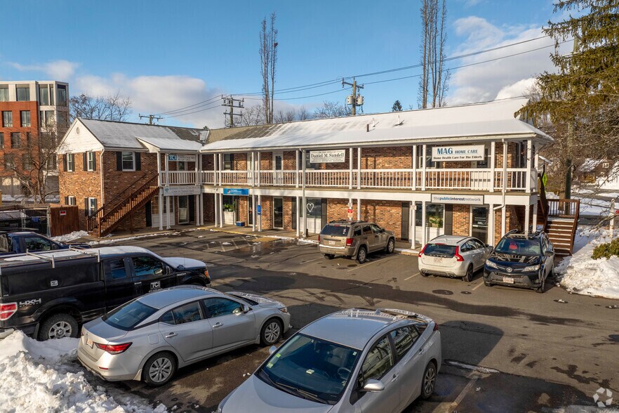 228 Triangle St, Amherst, MA à vendre - Photo principale – Image 1 sur 7