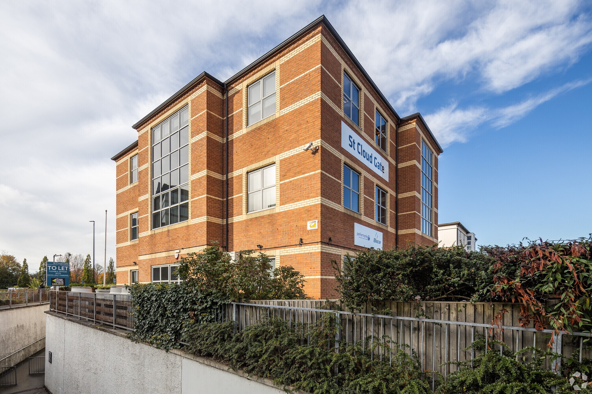 St Cloud Way, Maidenhead à louer Photo principale– Image 1 sur 18