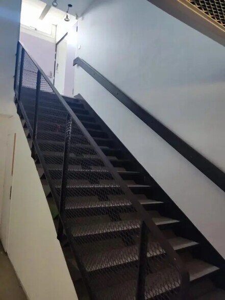 Local d'activités dans Plaisir à vendre - Photo de l’immeuble – Image 2 sur 9