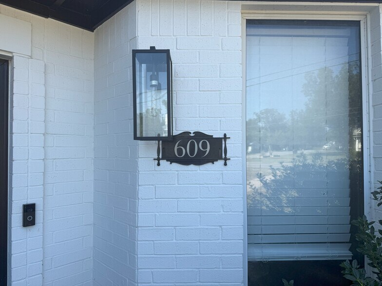 609 E Main St, Round Rock, TX à louer - Photo de l’immeuble – Image 3 sur 13