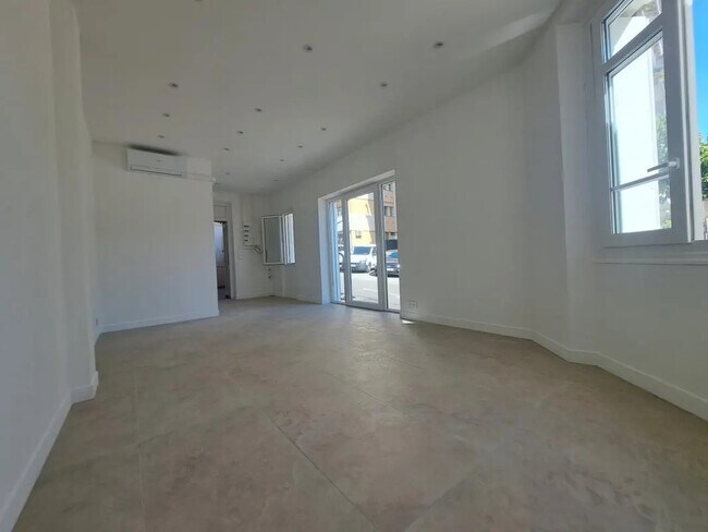 Plus de détails pour Local commercial à louer