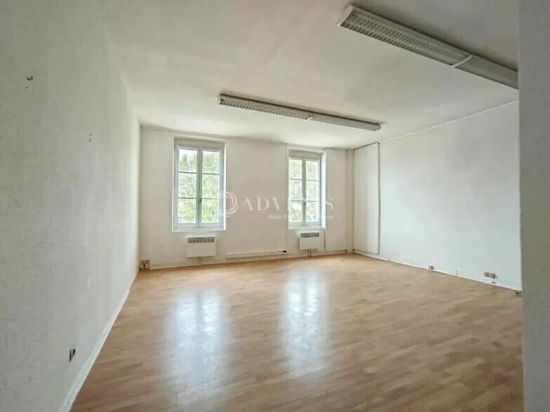 Bureau dans  à louer - Photo de l’immeuble – Image 2 sur 3