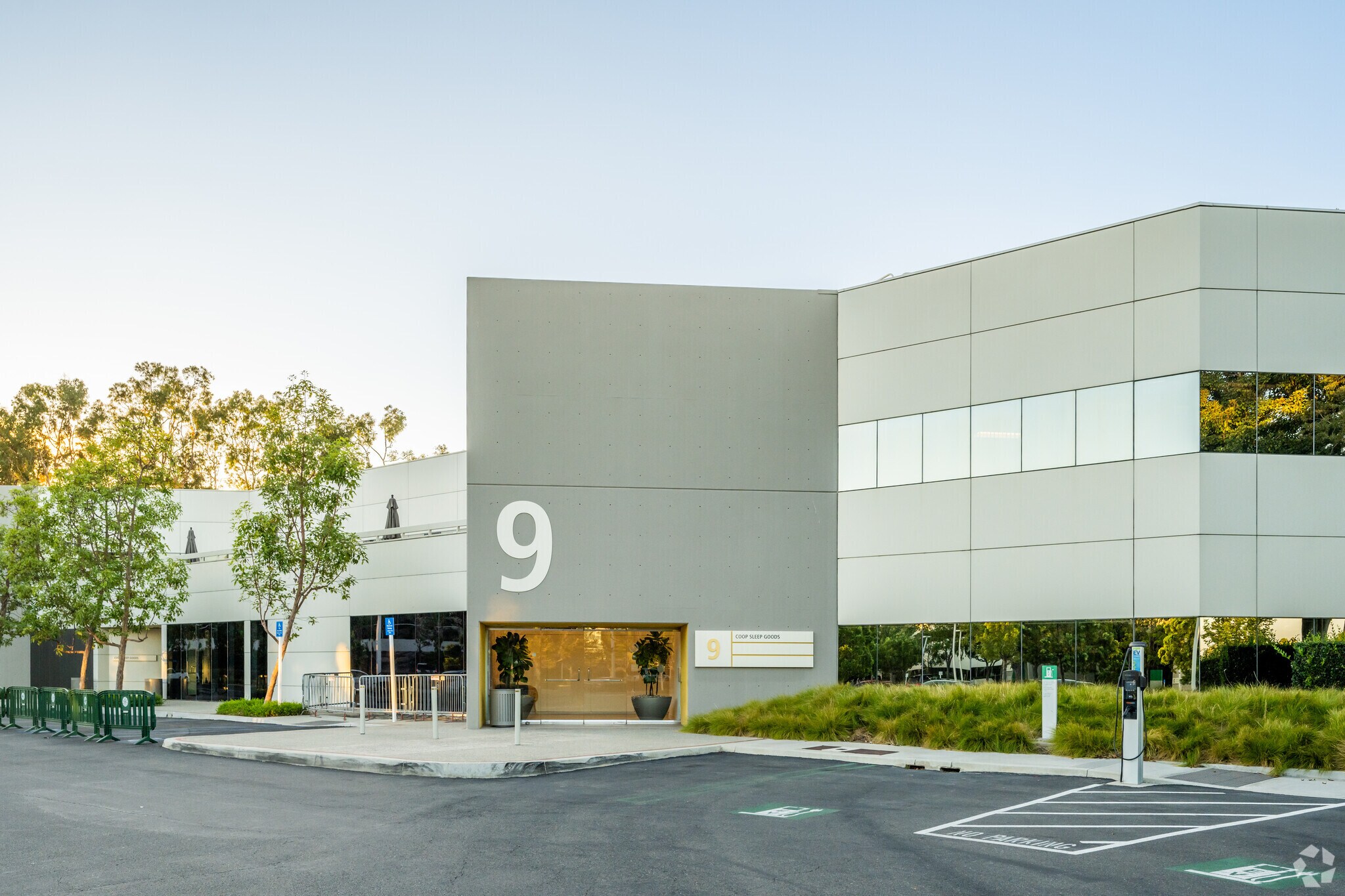 9 Executive Cir, Irvine, CA à louer Photo principale– Image 1 sur 38