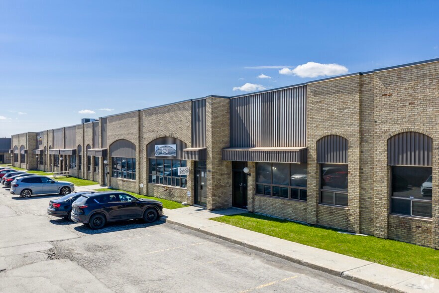 5715-5771 Rue Ferrier, Mont-Royal, QC à louer - Photo de l’immeuble – Image 2 sur 4
