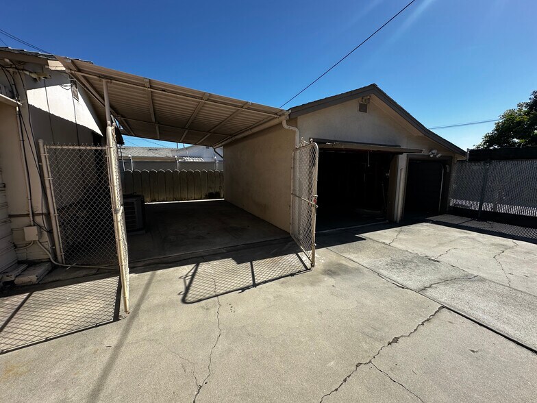107 N Woods Ave, Fullerton, CA à louer - Photo de l’immeuble – Image 3 sur 6