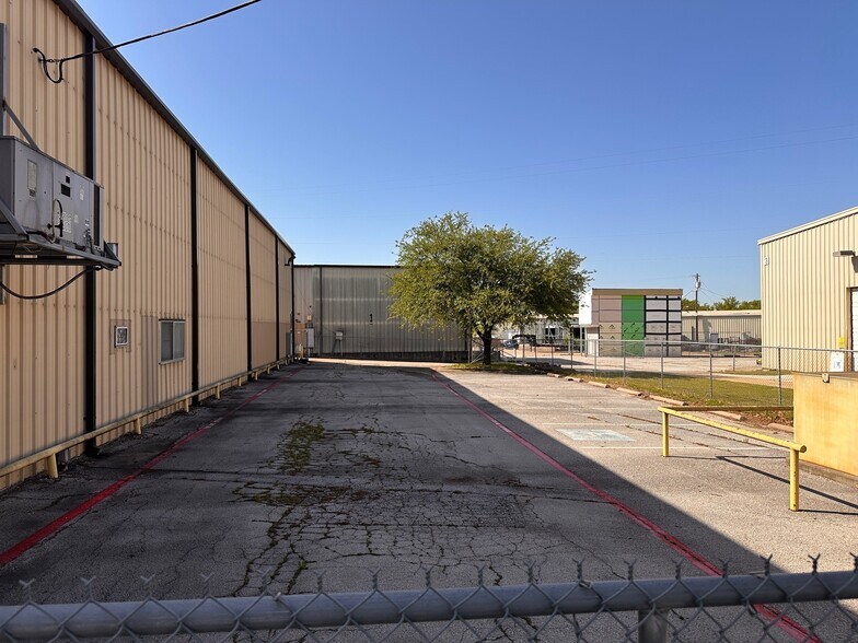 418 E Jones St, Lewisville, TX à louer - Photo de l’immeuble – Image 3 sur 11
