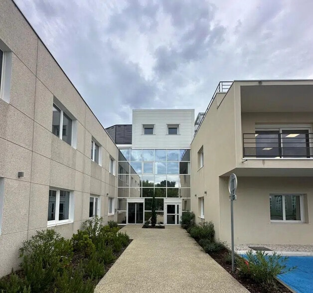 22 Rue Du 35Eme Regiment D'Aviation, Bron à louer - Photo de l’immeuble – Image 2 sur 7