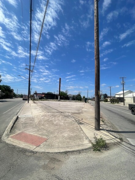1501 S Flores St, San Antonio, TX à vendre - Photo de l’immeuble – Image 3 sur 36