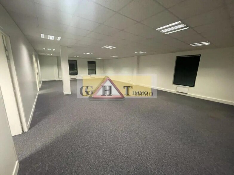 Bureau dans Viry-Châtillon à louer - Photo de l’immeuble – Image 3 sur 37