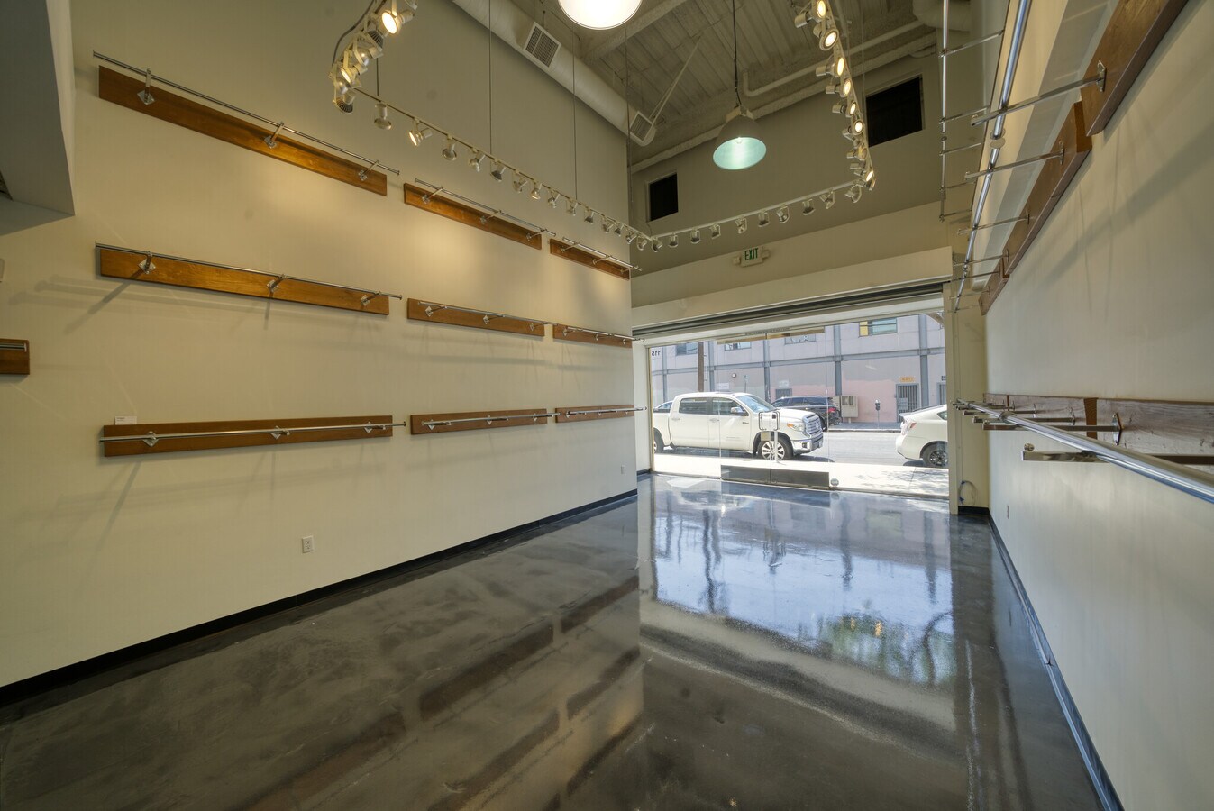 747 E 10th St, Los Angeles, CA 90021 - Lot 115 -  - Photo intérieure - Image 1 of 11